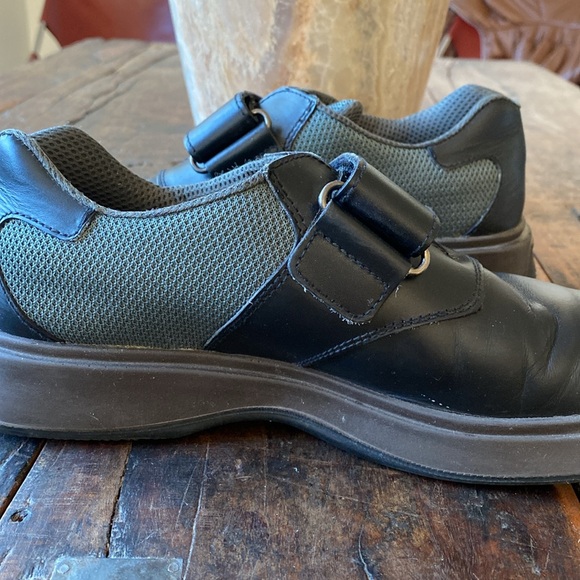 Authentic vintage PRADA chunky Velcro leather shoes. Size IT 39.5 (10). - Picture 1 of 12